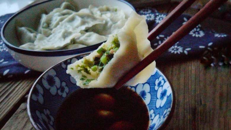 茼蒿馅饺子,再配点现在下来的新蒜,太香了!吃了上顿想下顿啊!