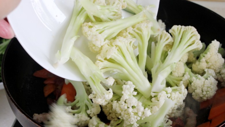 干煸花菜,再下花菜炒。