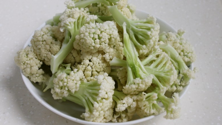 干煸花菜,花菜清洗干净,劈撕成小朵。