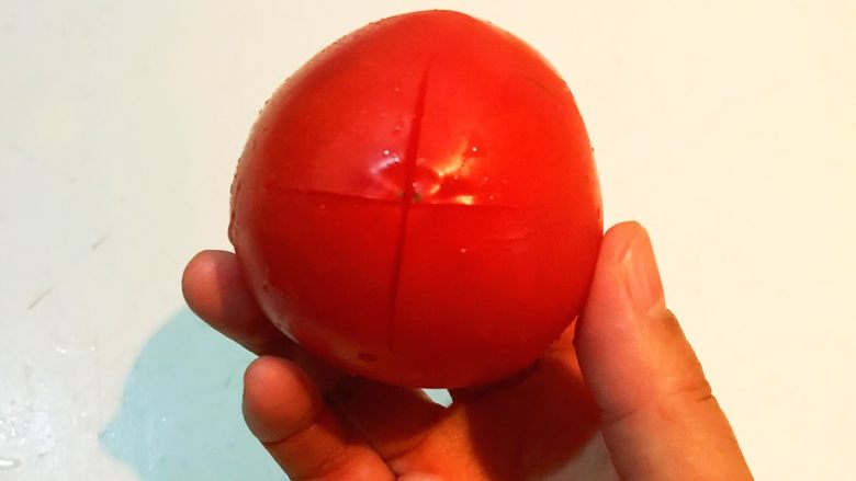 北非蛋,把<a style='color:red;display:inline-block;' href='/shicai/ 3551'>西红柿</a>清洗干净,顶部切个十字