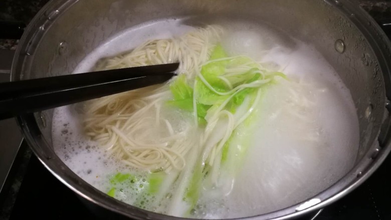 酸辣面,水开后,下入面条和青菜,煮熟