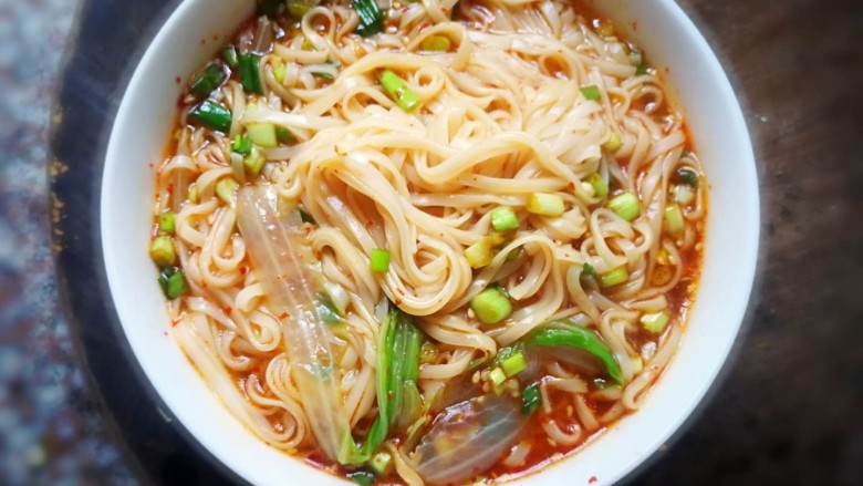 酸辣面,煮熟的面条,青菜,捞出,放入调好的酱料中,加入适量汤,搅拌均匀即可!