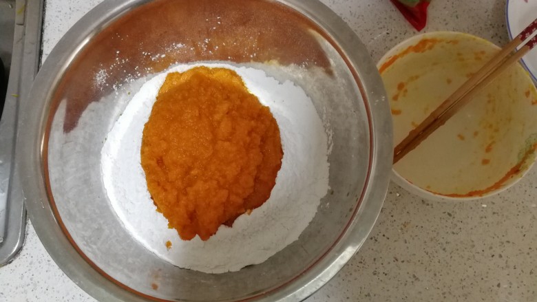 手工南瓜饼,南瓜糊放入糯米粉中,不加水搅拌
