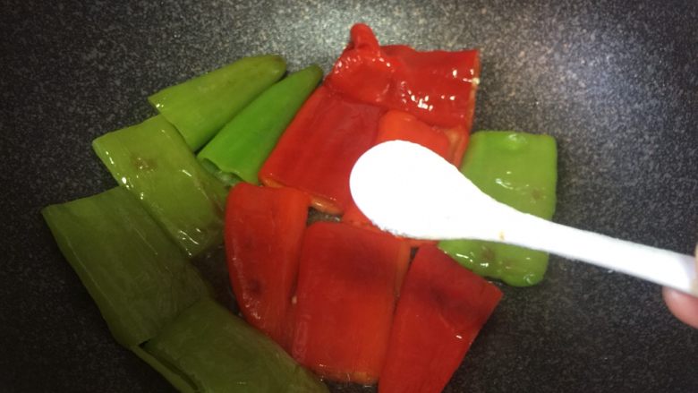 彩色虎皮尖椒,加入适量盐