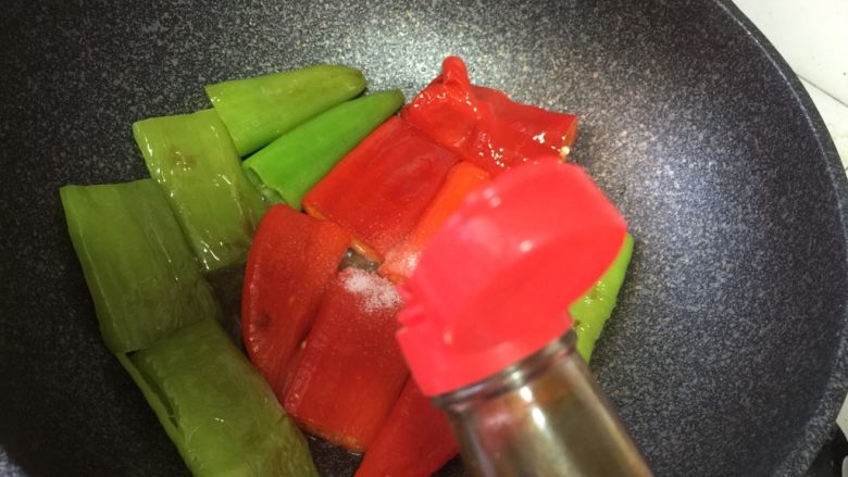 彩色虎皮尖椒,加入适量生抽