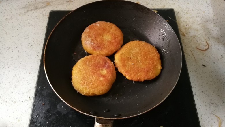 手工南瓜饼,油温150度左右,煎至两面金黄色,略膨胀鼓起即可出锅