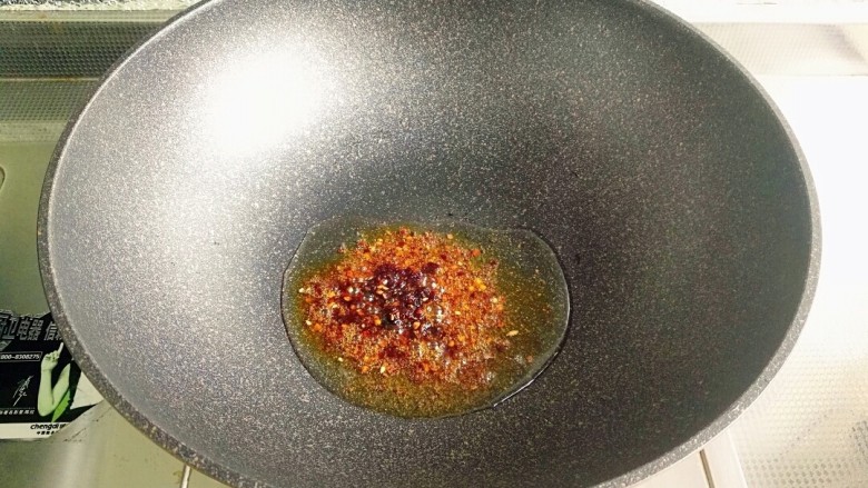 鱼香千叶豆腐丝,炒锅入油预热,放<a style='color:red;display:inline-block;' href='/shicai/ 46964'>郫县豆瓣酱</a>小火炒香