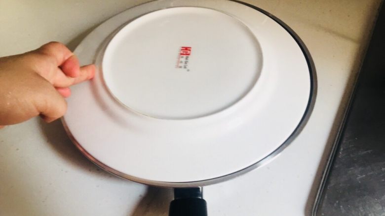 早餐篇:低脂低油国货披萨,因为蛋饼很大,普通铲子不容易翻面,所以用一个盘子协助来回翻面‼️很重要
