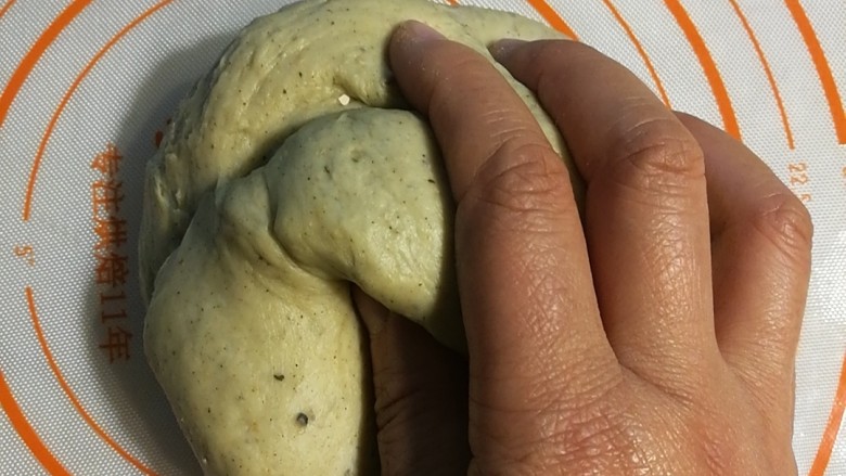 地瓜全麦土司
让孩子们爱上全谷物,取出,这个时候面团还有点粘手,揉搓
