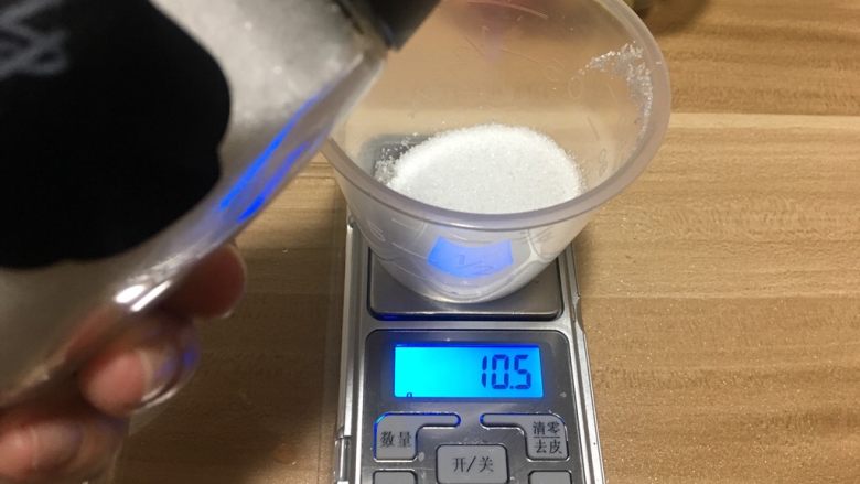下饭菜鱼香肉丝,第二步是调酱料,这步很关键,所有调料放入一个碗里,仔细看份量哦😊
白<a style='color:red;display:inline-block;' href='/shicai/ 10588'>糖</a>10克左右