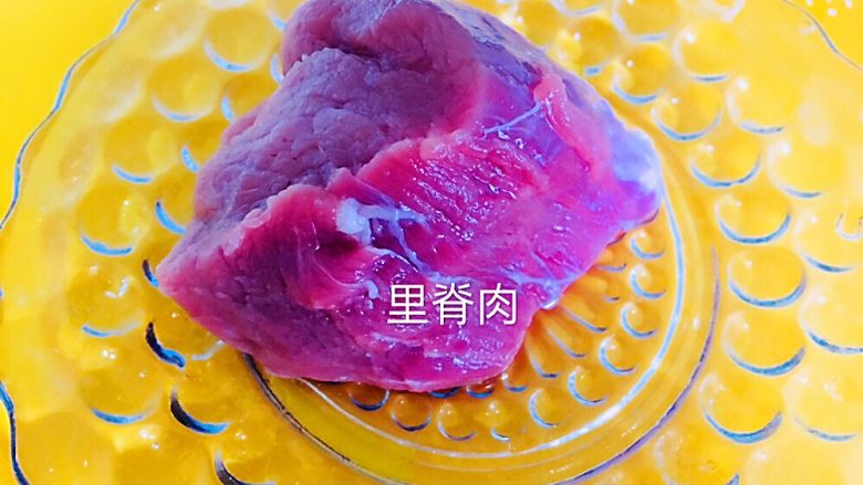 下饭菜鱼香肉丝,第一步先来腌肉:130克的<a style='color:red;display:inline-block;' href='/shicai/ 4430'>里脊肉</a>