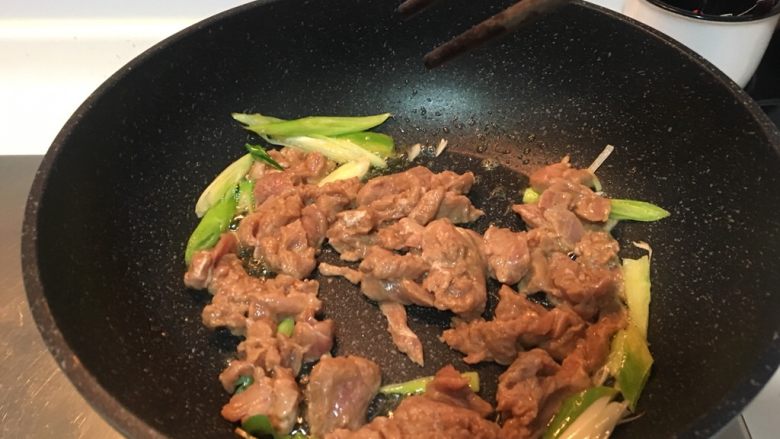 下饭菜鱼香肉丝,放入腌好的里脊肉