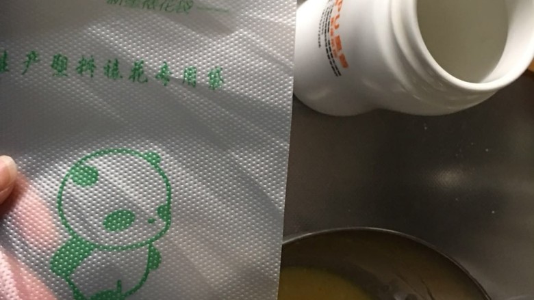 无油蕾丝蛋卷,准备一个裱花袋,一个细长的杯子