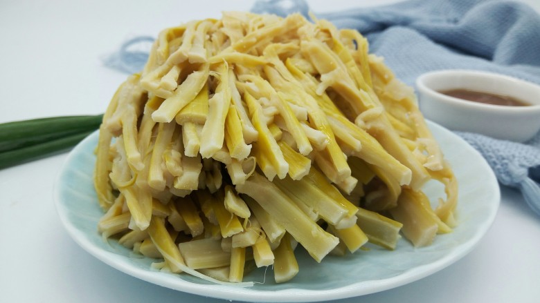 麻香凉拌羊尾笋,把羊尾笋撕长条,也可以直接切寸段,我是觉得这样更加快速地泡出盐分