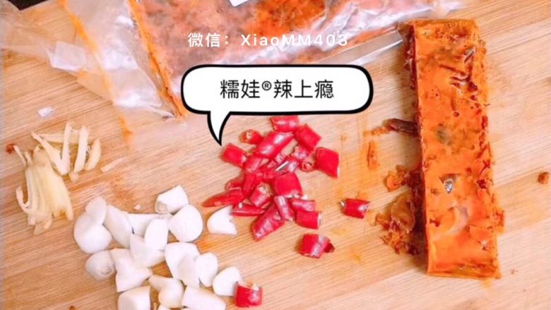 香辣田螺,锅里放油,油热放入切好姜丝,蒜片、红尖椒(根据自己口味辣度放)辣上瘾火锅底料120g翻炒炒香,放入已经洗净的田螺,加料酒、酱油、火锅底料(火锅底料有盐自己的口味盐度调整)翻炒,加入少许清水加锅盖焖炖至收汁盛出