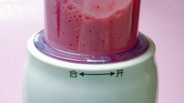 草莓紫薯奶昔,启动料理机,打成草莓奶昔