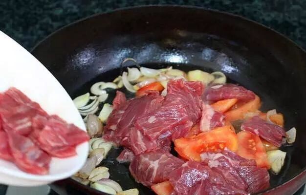 番茄牛肉,倒入<a style='color:red;display:inline-block;' href='/shicai/ 9158'>牛肉片</a>，大火炒匀