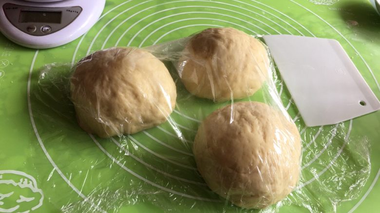 卡仕达吐司面包,分成三个面团,每个190克左右。盖上保鲜膜静置20分钟。