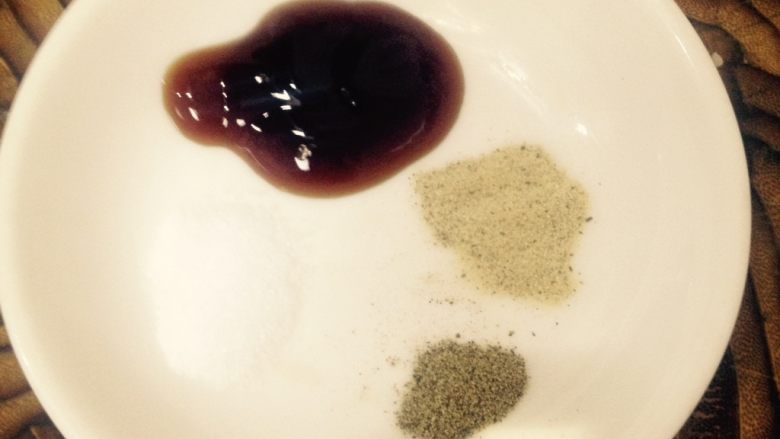 番茄土豆牛肉丸汤,倒盐、蚝油，白胡椒，八角粉