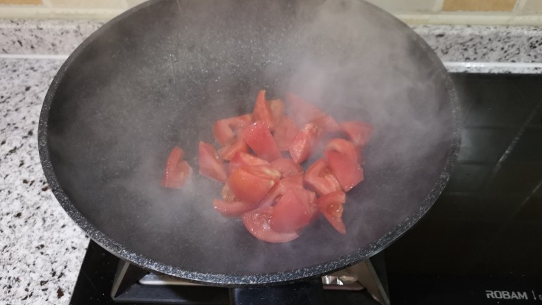 鸡蛋柿子意面+蔬菜沙拉+热牛奶,加入西红柿