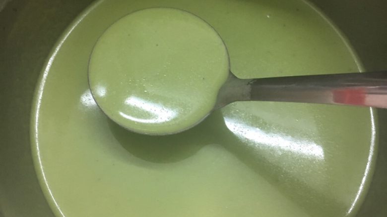 抹茶红豆毛巾卷,热锅,加入一勺子抹茶浆