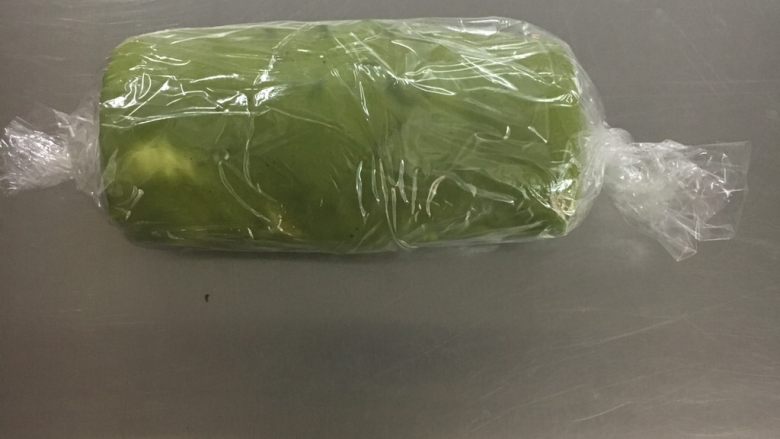 抹茶红豆毛巾卷,卷好后再用保鲜膜包裹起来,放入雪柜1小时定型