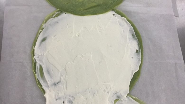 抹茶红豆毛巾卷,放凉后,摊开皮挤上奶油