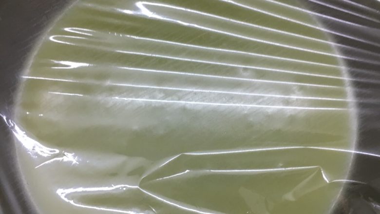 抹茶红豆毛巾卷,然后用保鲜膜封住,静止1小时