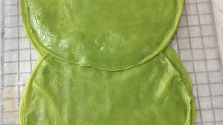 抹茶红豆毛巾卷,用个网上放张油纸,煎好的皮搁在网上放凉