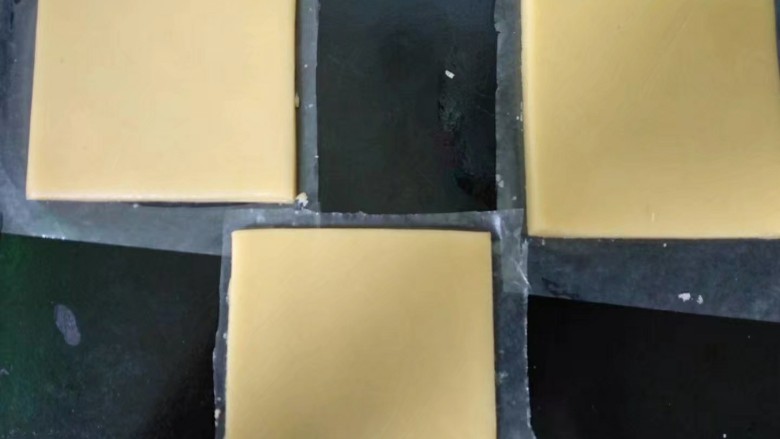 糖霜饼干,直接拎着油纸放入烤盘,这样饼干就不会变形。