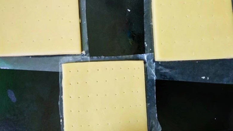 糖霜饼干,在饼干表面扎些小孔,避免烤制时膨胀,表面不平整。