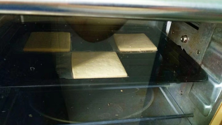 糖霜饼干,放入提前预热150℃烤箱,中层上下火烤30分钟。(烤盘小分2次烤,具体时间根据自家烤箱脾气调整)