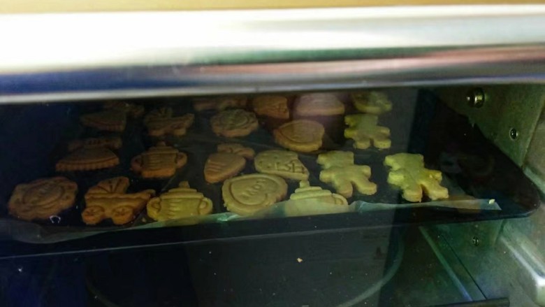 糖霜饼干,放入提前预热150℃烤箱,中层上下火30分钟,烤至饼干底薪边缘微焦黄上色。(具体时间根据自家烤箱脾气调整)