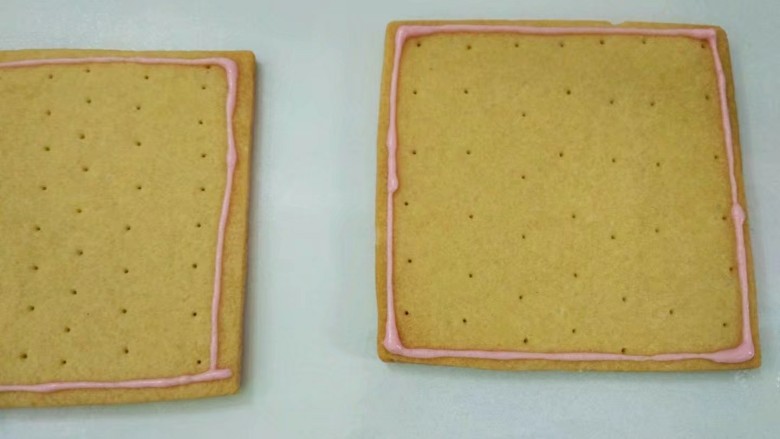 糖霜饼干,先在饼干上画出轮廓,晾干。