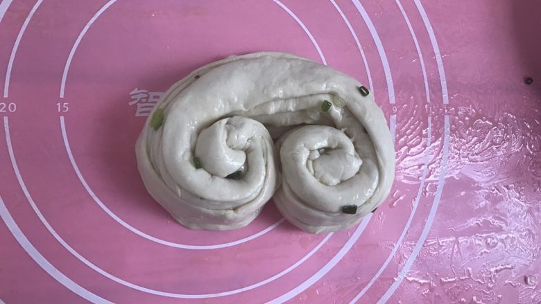 葱油薄饼,先从上往下卷起来,再从两边往中间卷起。