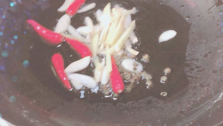 笋片腊肉,起火烧油,放入调料,炒出香味