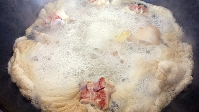 红烧黄豆猪蹄,大火煮开,煮3~5分钟