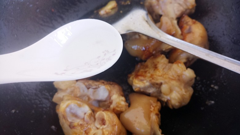 红烧黄豆猪蹄,加一勺<a style='color:red;display:inline-block;' href='/shicai/ 900'>白酒</a>