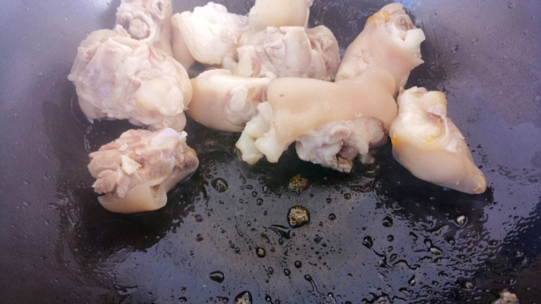 红烧黄豆猪蹄,然后放猪蹄炒