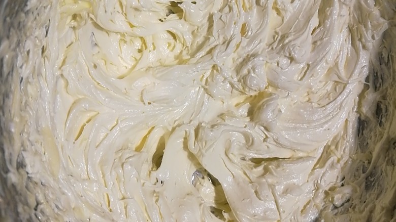 趣多多曲奇,用电动打蛋器打发至黄油发白,体积膨胀两倍半
