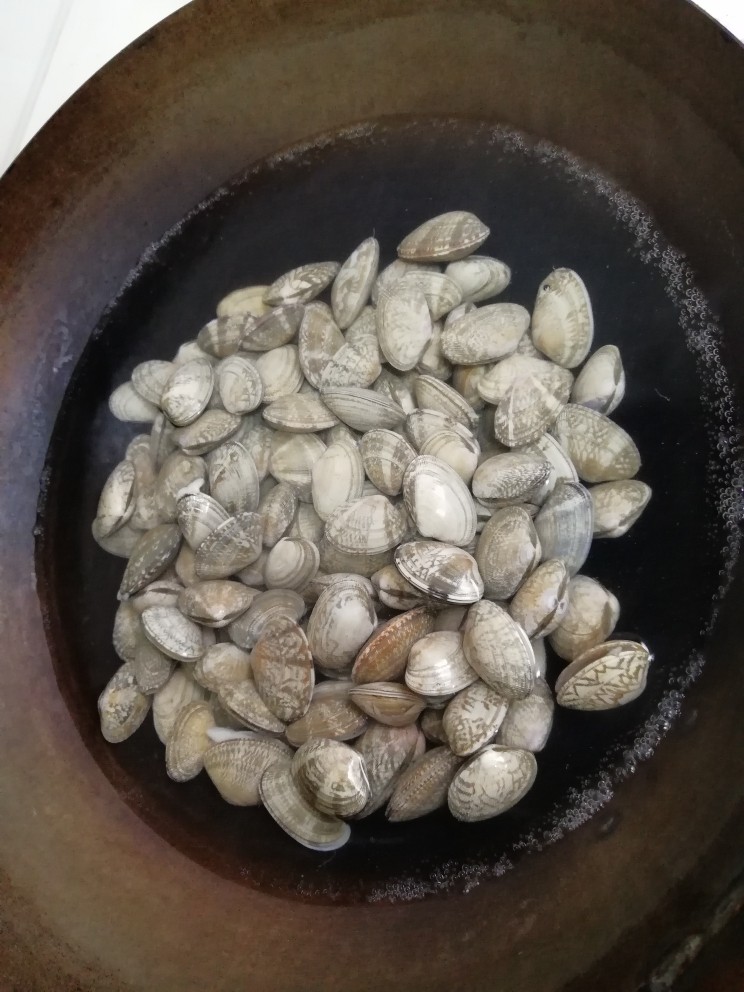 香辣花甲,水烧开,加入花甲