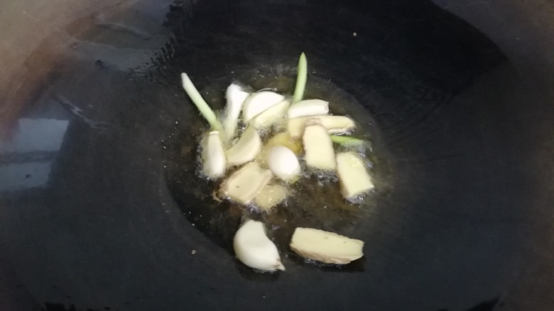香辣花甲,加入姜葱蒜,爆炒
