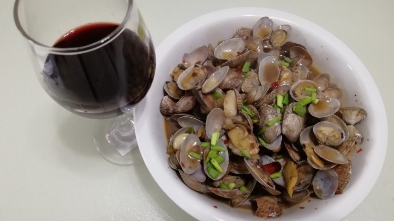 香辣花甲,花甲陪红酒,是不是还不错哦