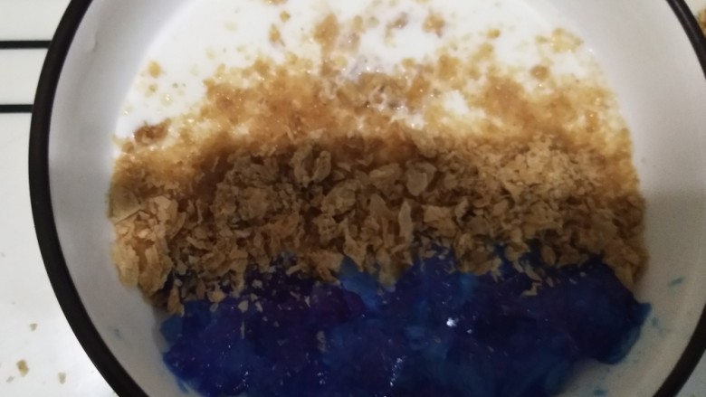 熊大🐻熊二~思慕雪碗,中间放入澳洲燕麦,上边越来越少,显示出层次。