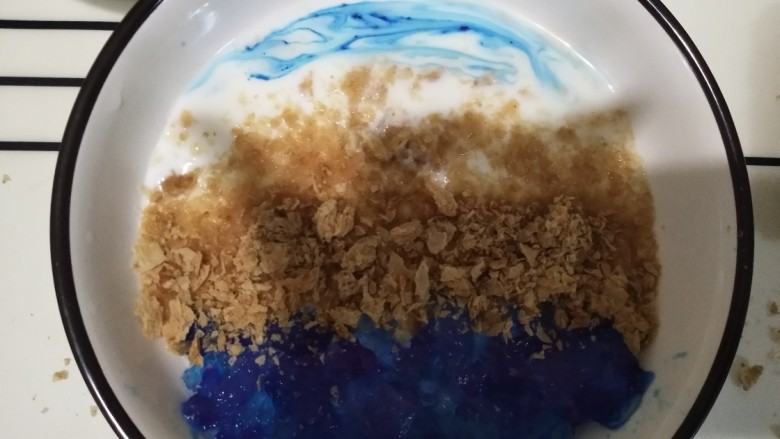 熊大🐻熊二~思慕雪碗,上半部分的酸奶,用筷子占取藻蓝蛋白搅拌成上图形状。