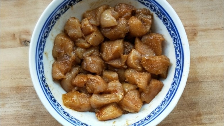 油炸劲辣香酥鸡米花,用手抓匀,腌制两小时以上(我放冰箱里了)。