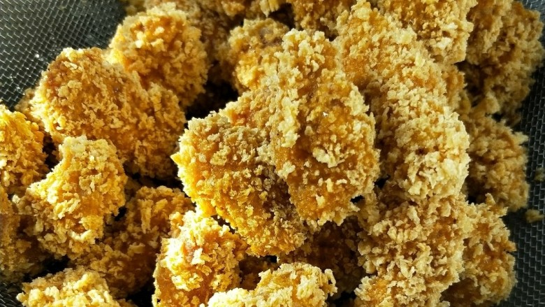 油炸劲辣香酥鸡米花,捞出控油,再用厨房纸吸去多余的油。