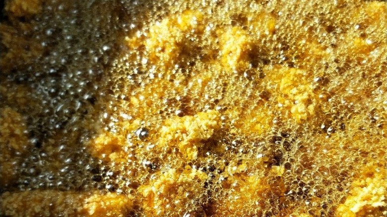 油炸劲辣香酥鸡米花,油再烧热10秒,倒入全部鸡粒复炸一下。
