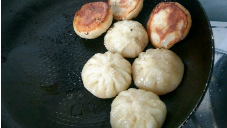 任氏生煎包,出香味了,用筷子轻轻推动包子,已经脱离了,沥会油