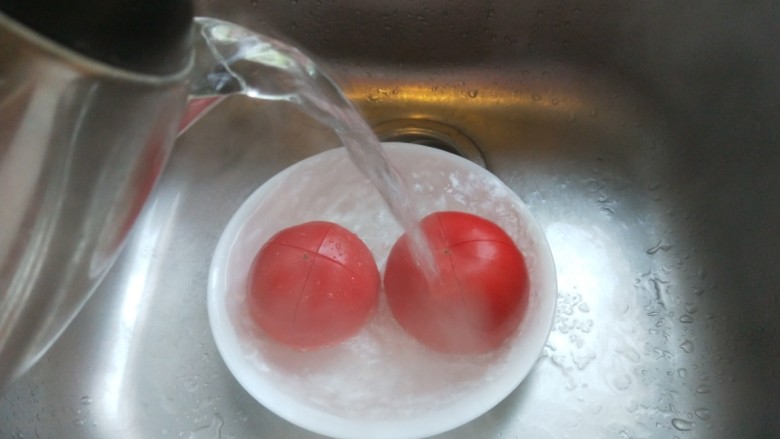 番茄豆腐,<a style='color:red;display:inline-block;' href='/shicai/ 59'>番茄</a>中间划十字,放在盘子里用100度开水浇一下。
